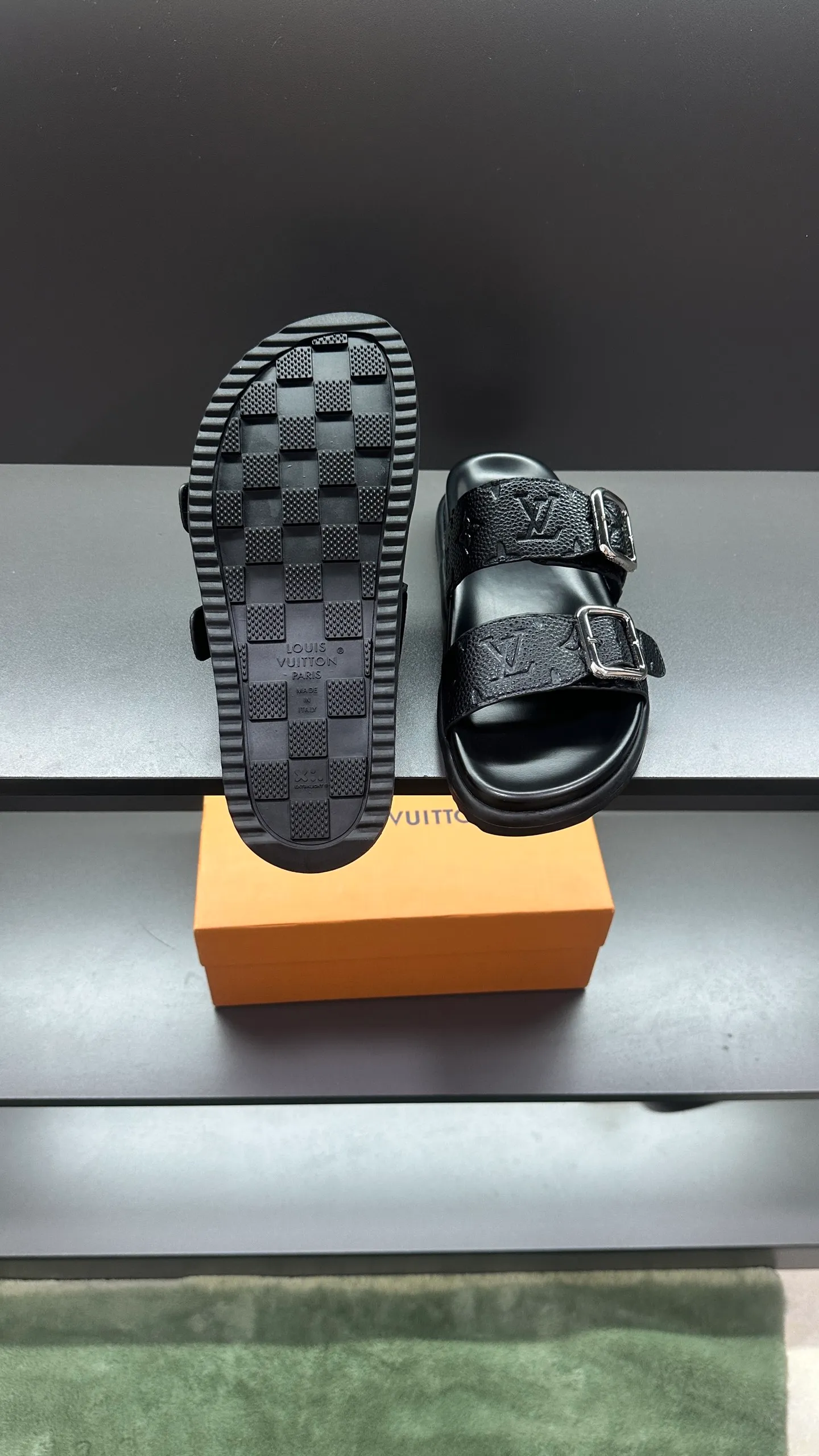 P320 🔍Top purchasing agent LV men's spring and summer slippers counter synchronized. The uppers are made of cowhide fabric imported from Italy, with logo graphics and high-quality craftsmanship. The soles are: original soles specially provided by the original factory. Exclusive molded soles are super comfortable. Original factory follow-up orders. 🔍🔍High quality. You can enter and exit the counter at will. Welcome to compare. Size 38-45